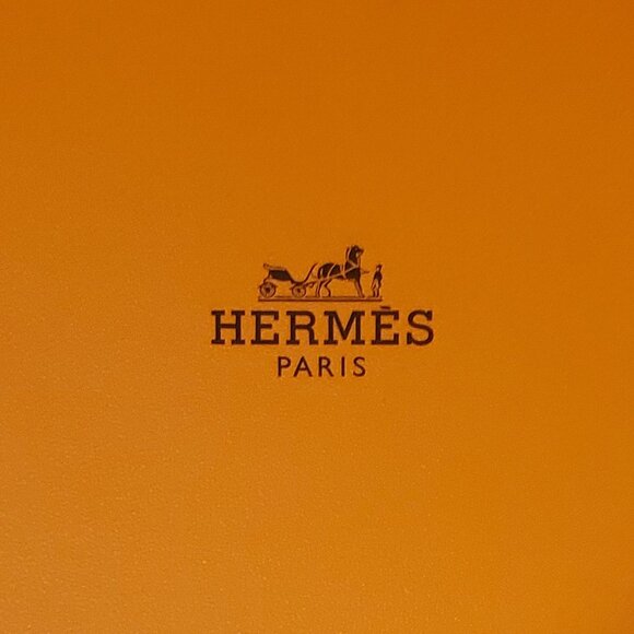 HERMES box 12"x8"x4.5" plus dust bag, ribbon and gift paper - Picture 2 of 3